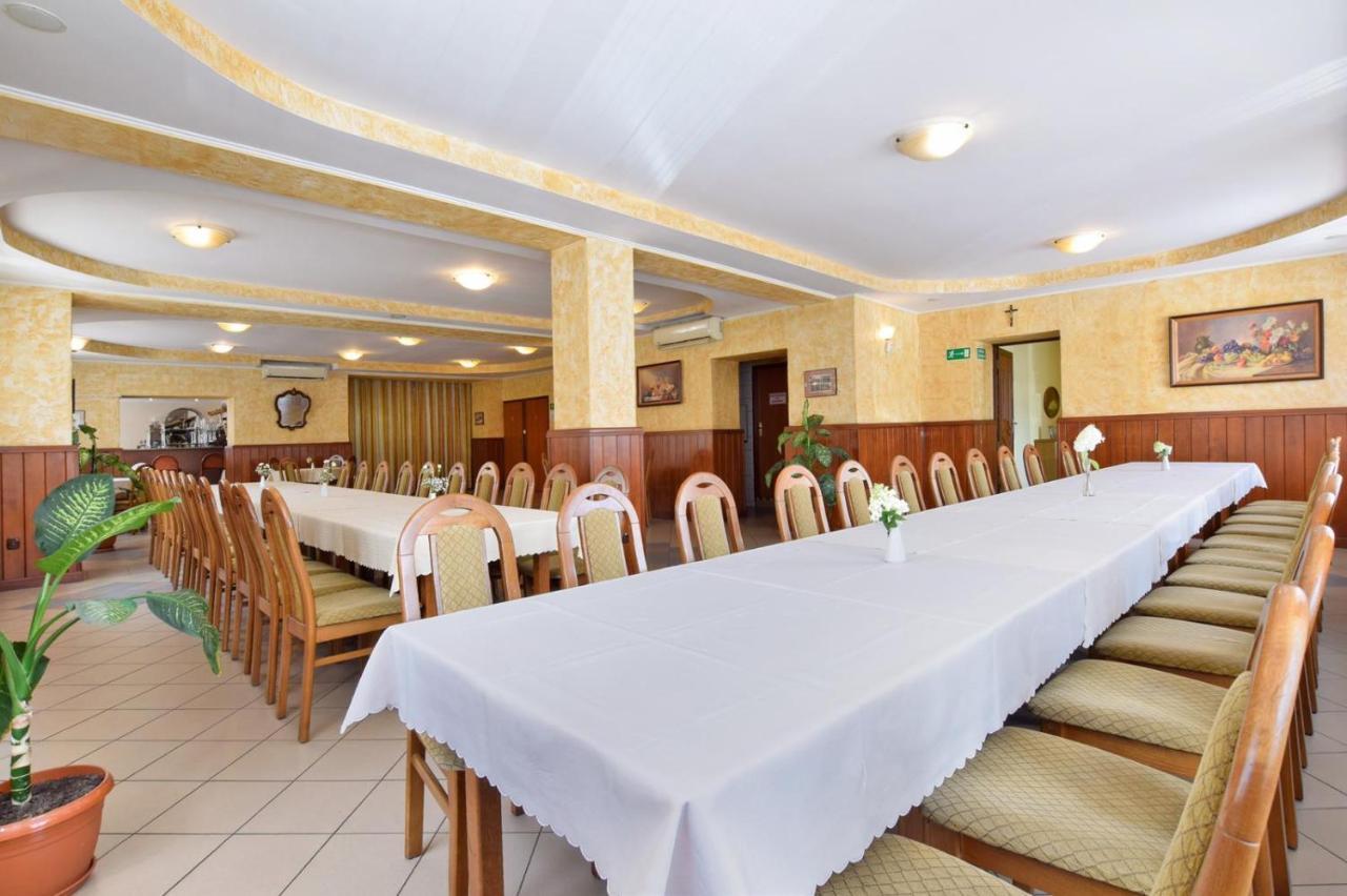 Hotel Stary Ratusz Kostomloty Экстерьер фото