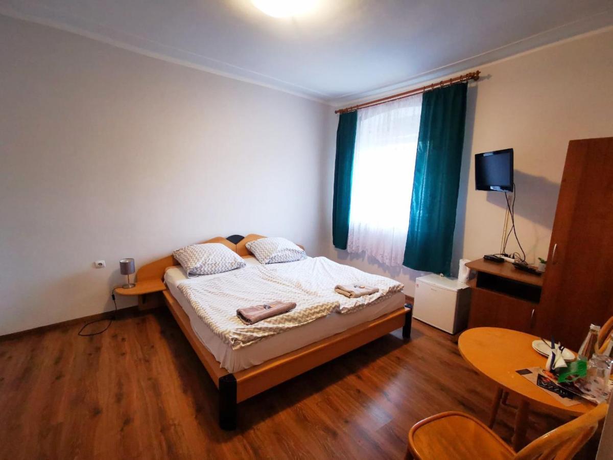 Hotel Stary Ratusz Kostomloty Экстерьер фото