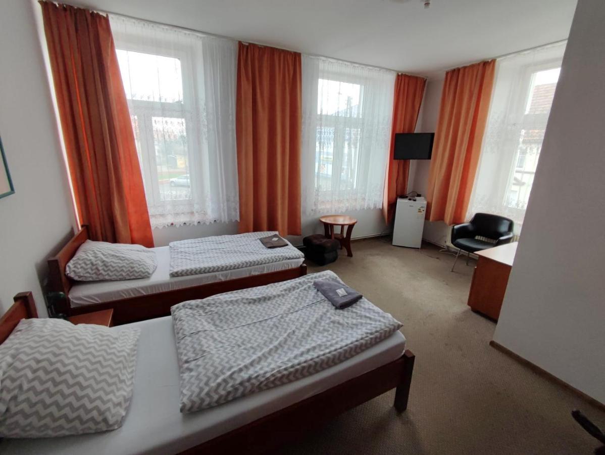 Hotel Stary Ratusz Kostomloty Экстерьер фото